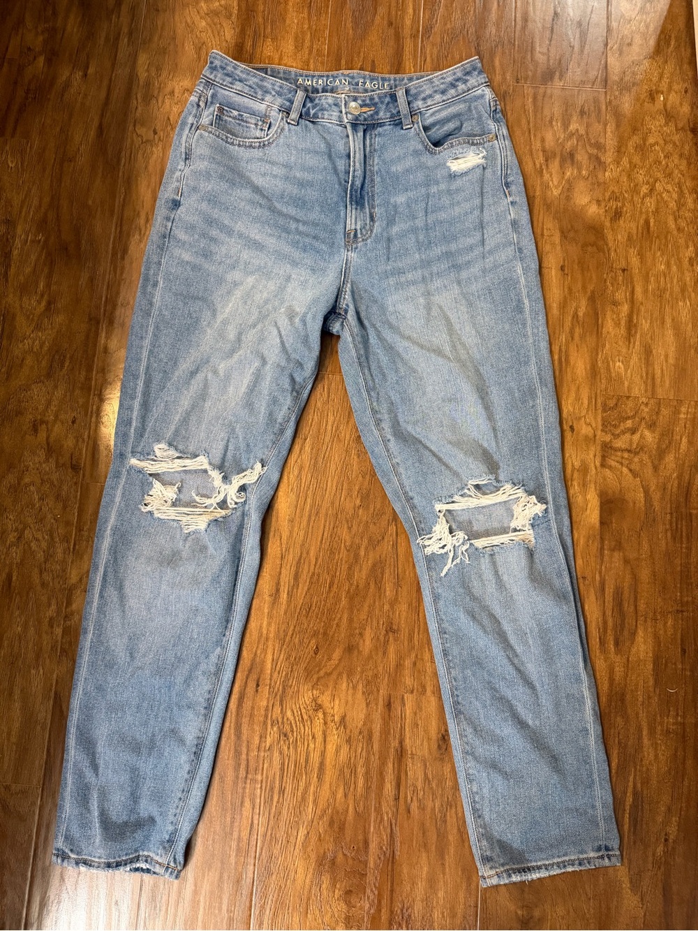 Women’s American Eagle Outfitters Distressed Mom Jeans, size 8